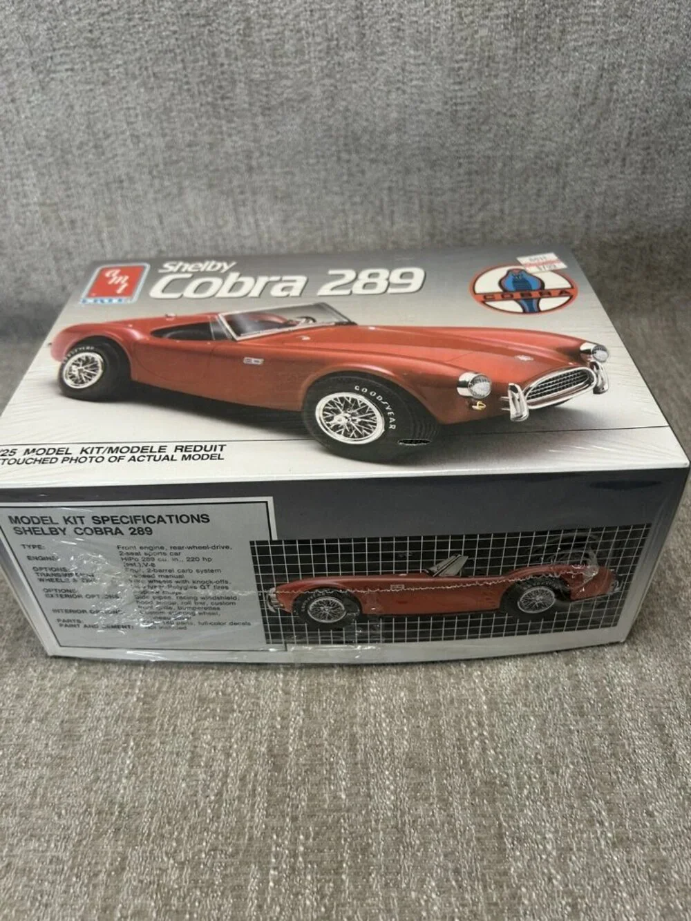 AMT Ertl 6587 1/25 Scale 1964 Ford Shelby Cobra 289 Roadster Plastic Model Kit